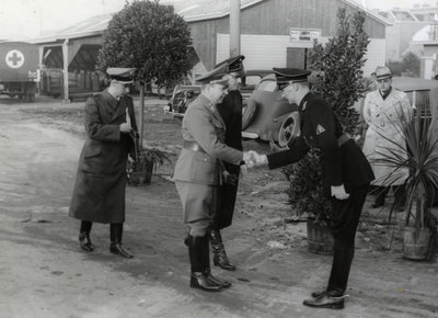 97842 Afbeelding van de aankomst van F. Schmidt (Generalkommissar zur besonderen Verwendung (bijzondere ...